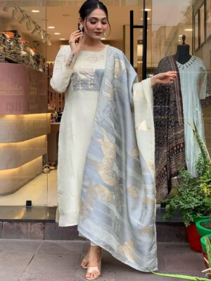 Featuring beautiful Heavy Suit Set which is beautifully decorated