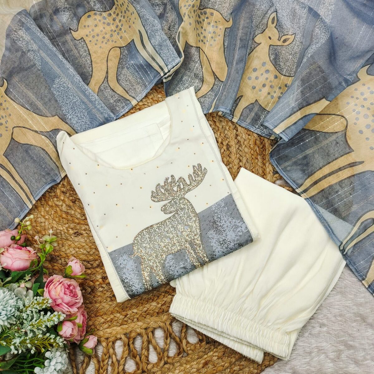 Featuring beautiful Heavy Suit Set which is beautifully decorated - Image 9