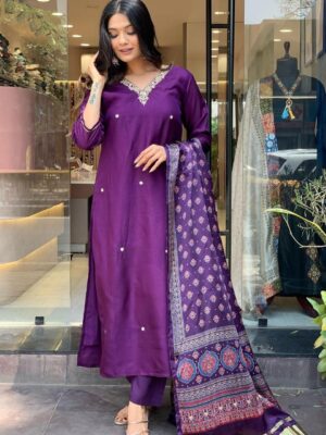 Featuring beautiful Heavy Suit Set which is beautifully decorated